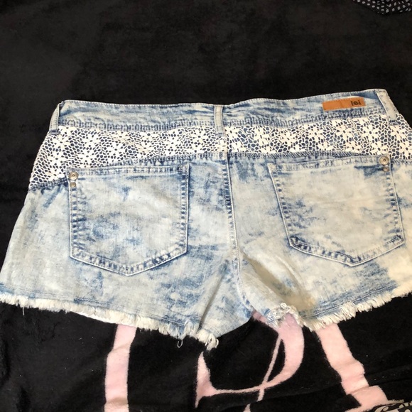 🧩No bounderies stone washed shorts with crochet lace detail Sz 13 NWOT - Picture 3 of 5
